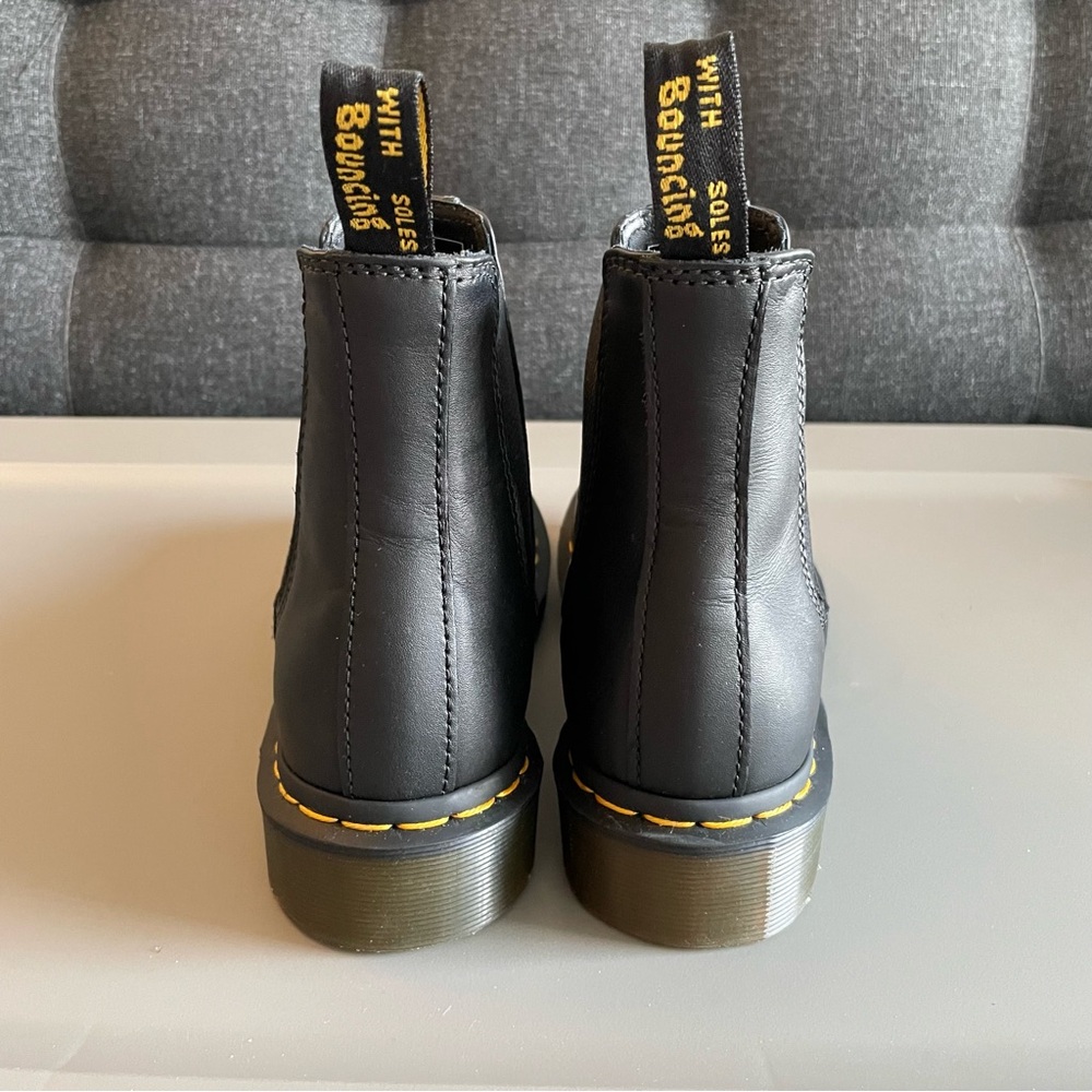 Dr. Martens 2976 Chelsea Boots Women Size 7 Black Smooth Leather NEW - Picture 4 of 7